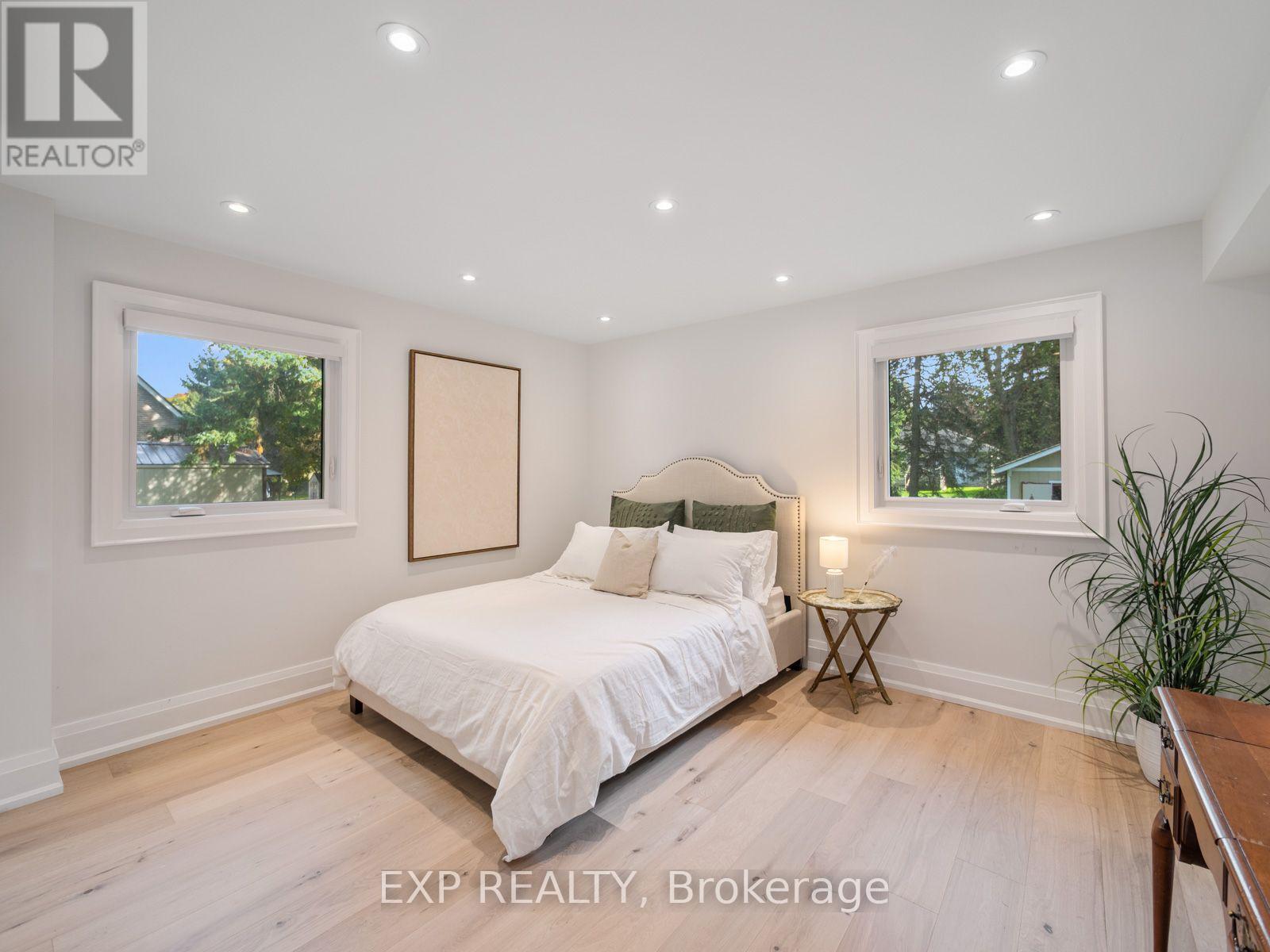 Photo 12 of 25 Morton Avenue, East Gwillimbury (Sharon)