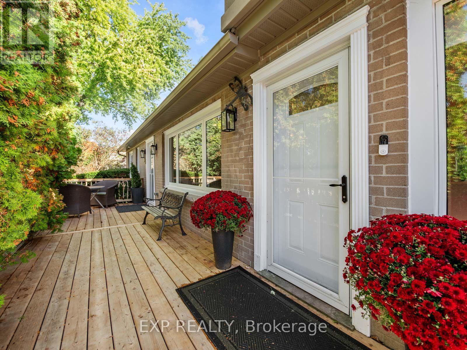 Photo 3 of 25 Morton Avenue, East Gwillimbury (Sharon)