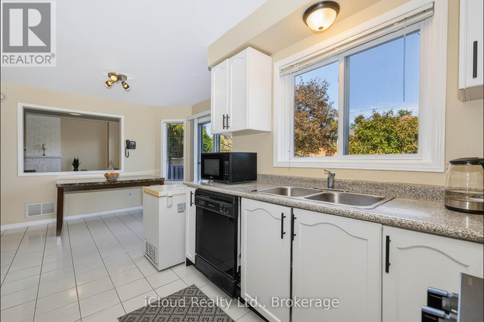 Photo 11 of 62 Castlehill Crescent, Brampton (Northwood Park)
