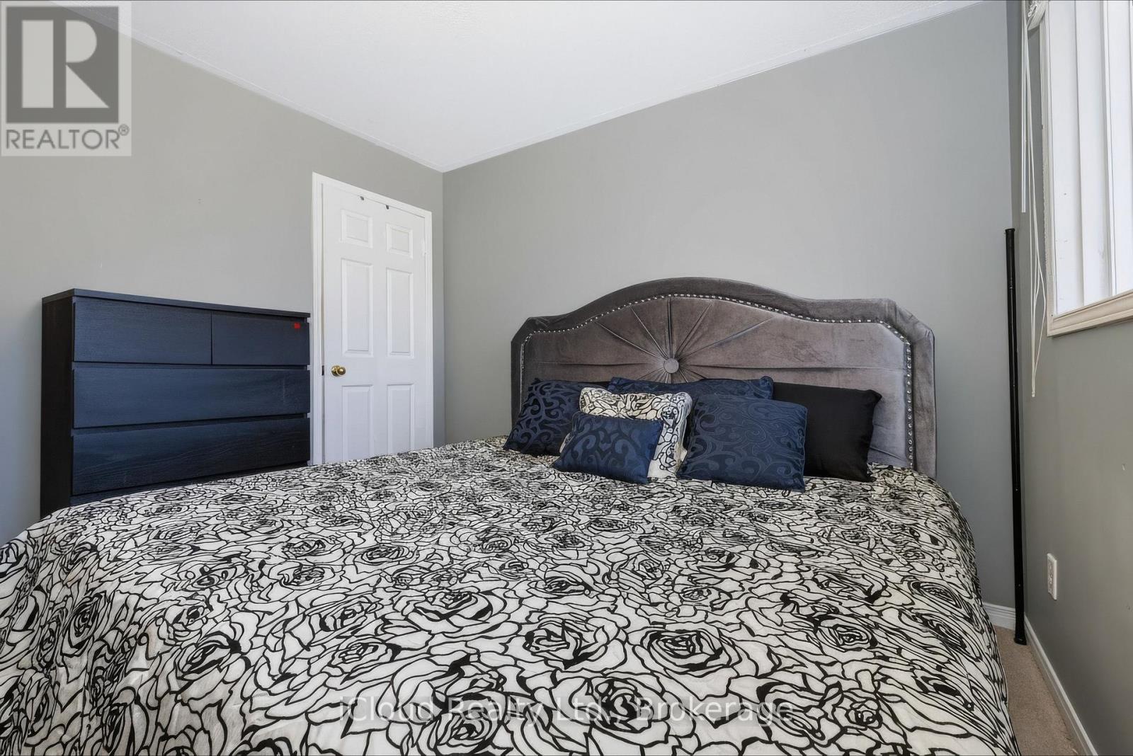 62 CASTLEHILL CRESCENT - 34