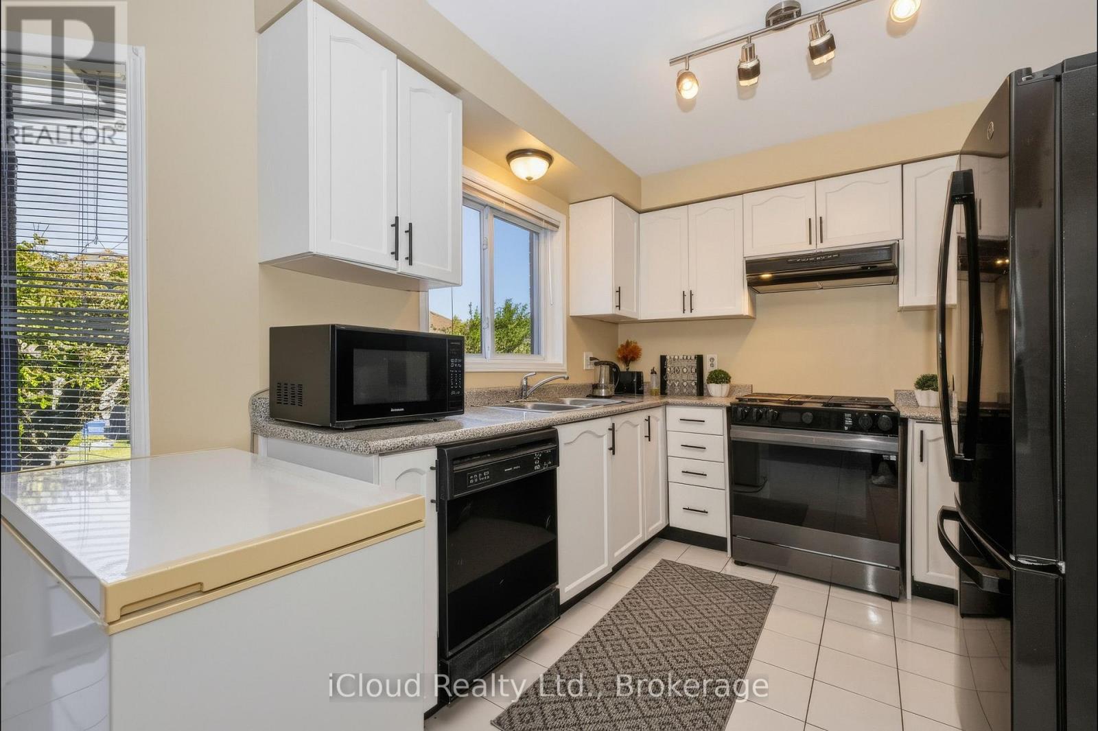 Photo 9 of 62 Castlehill Crescent, Brampton (Northwood Park)
