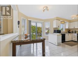 Kitchen - 62 Castlehill Crescent, Brampton, ON L6X4E1 Photo 7