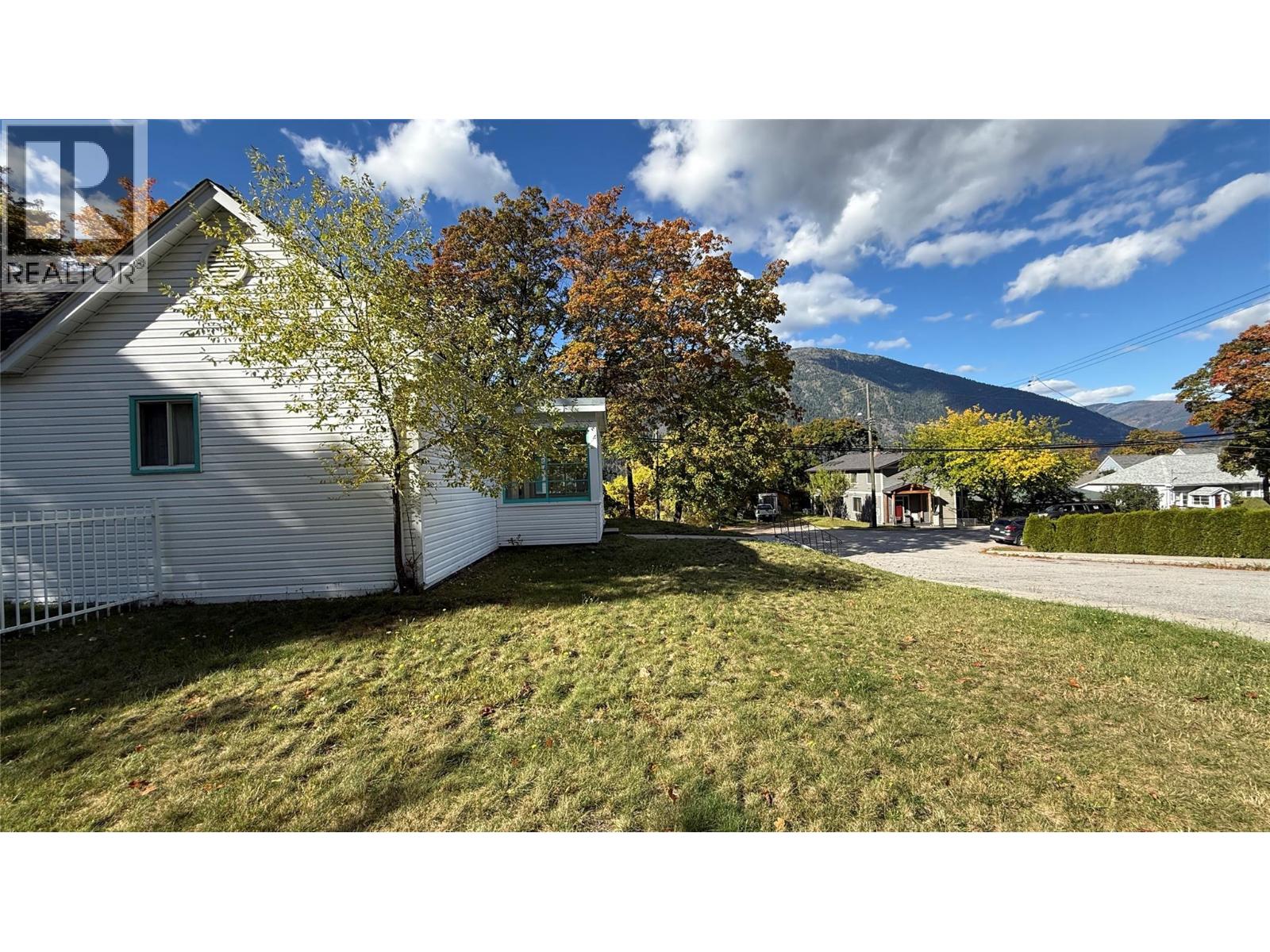 1002 Kootenay Street - Image 9