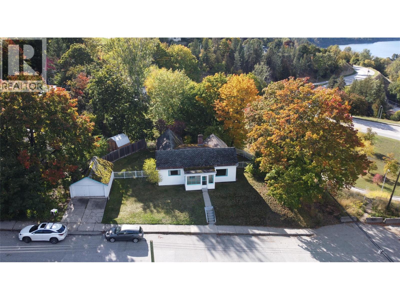 1002 Kootenay Street - 2