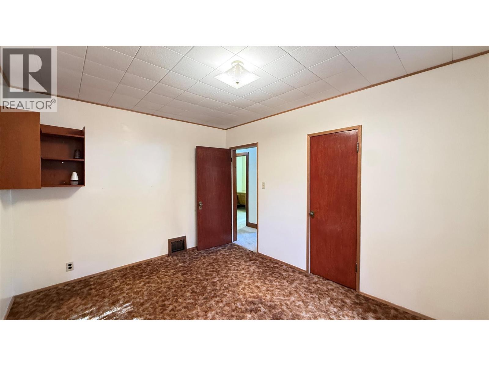 1002 Kootenay Street - Image 32
