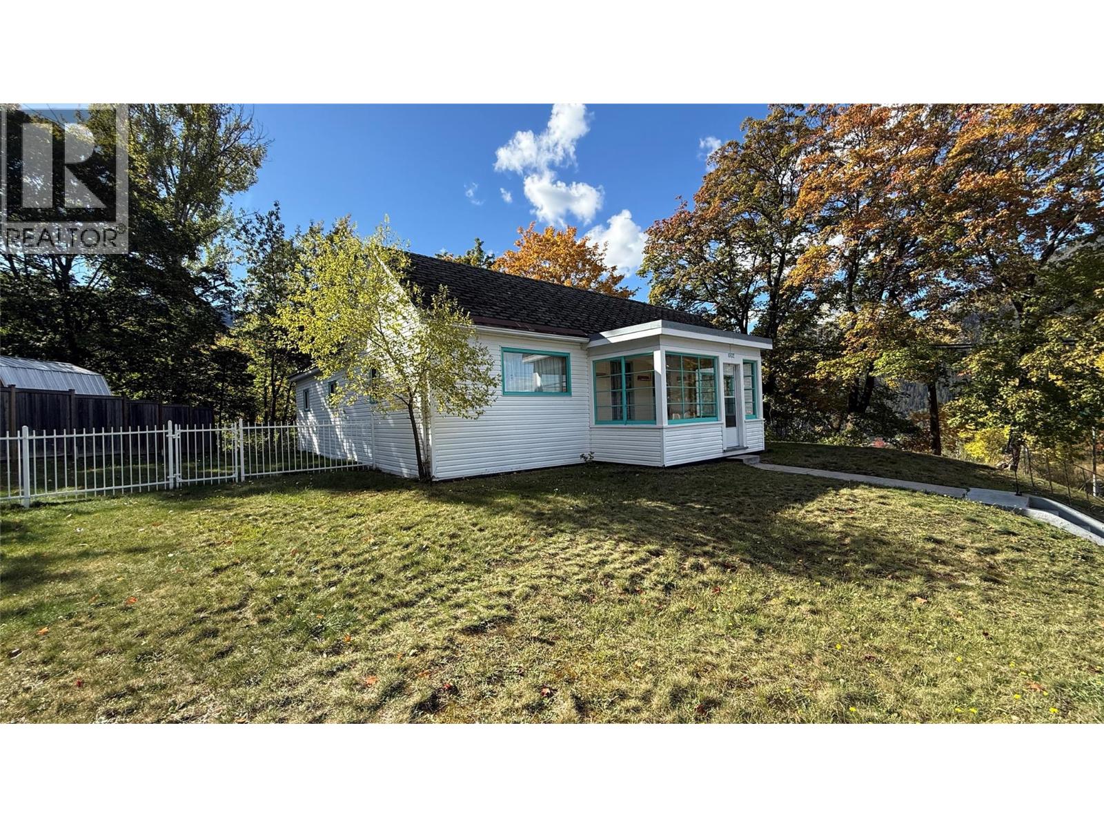 1002 Kootenay Street - Image 6