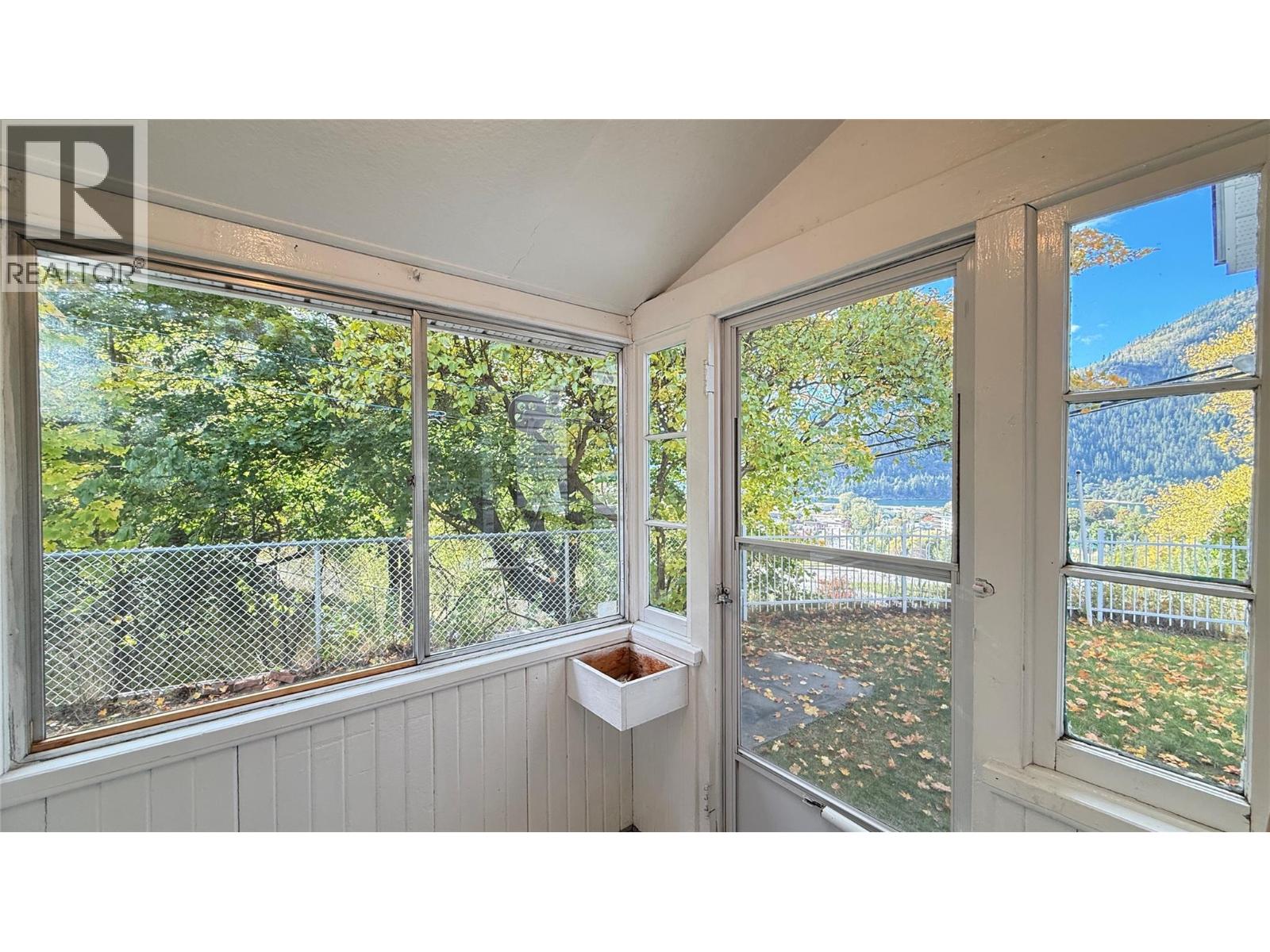 1002 Kootenay Street - 28