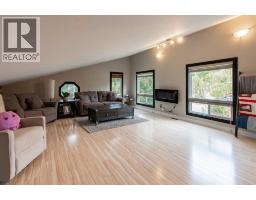 49 Iroquois Crescent W - photo 28