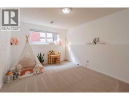 49 Iroquois Crescent W - photo 36