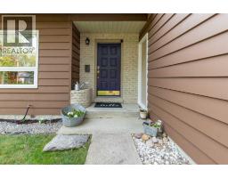 49 Iroquois Crescent W - photo 4