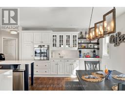 Kitchen - 3909 Treeline Drive, Severn, ON L0K2B0 Photo 12