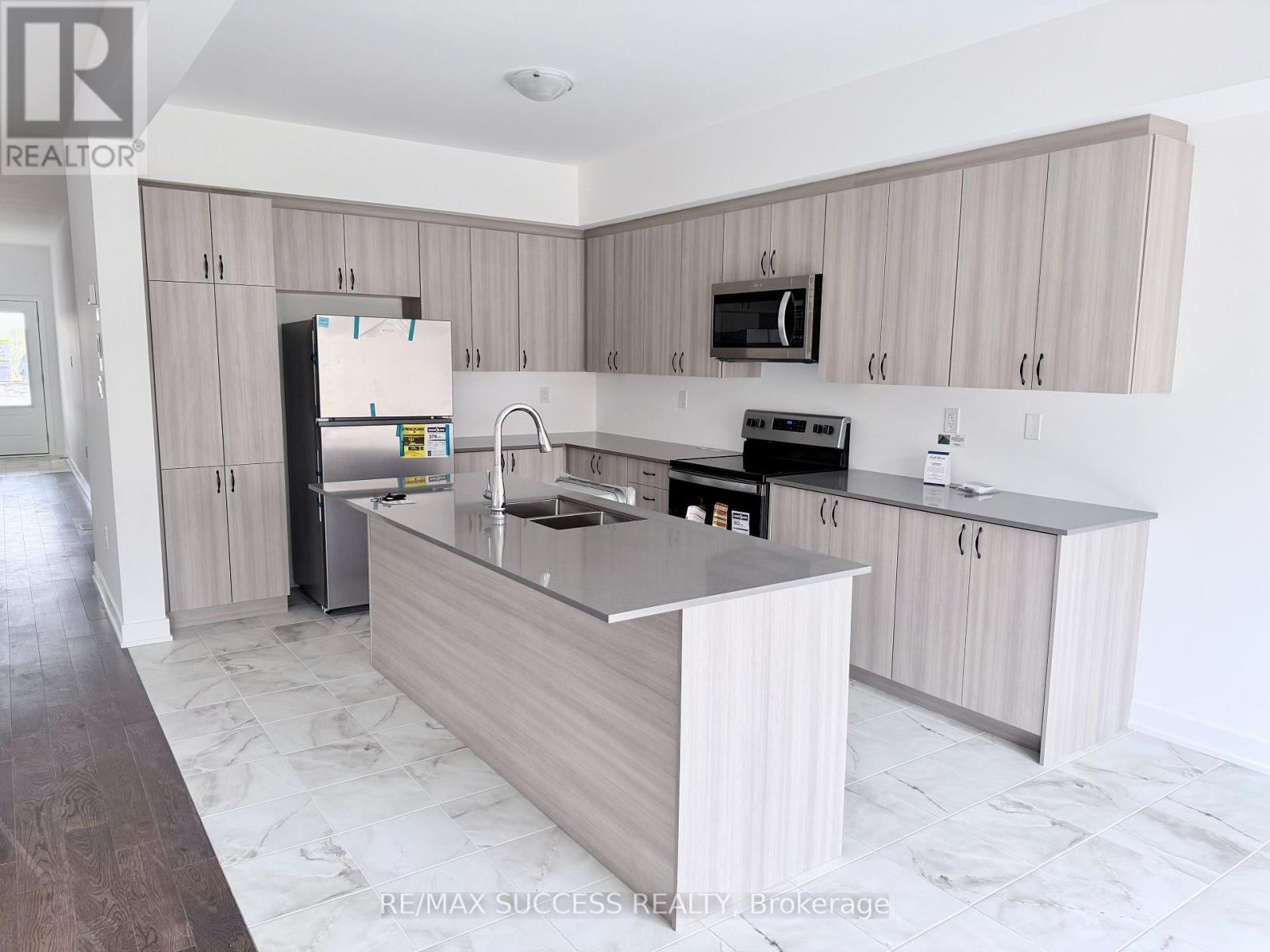 95 FLAN Boulevard, Barrie photo 2