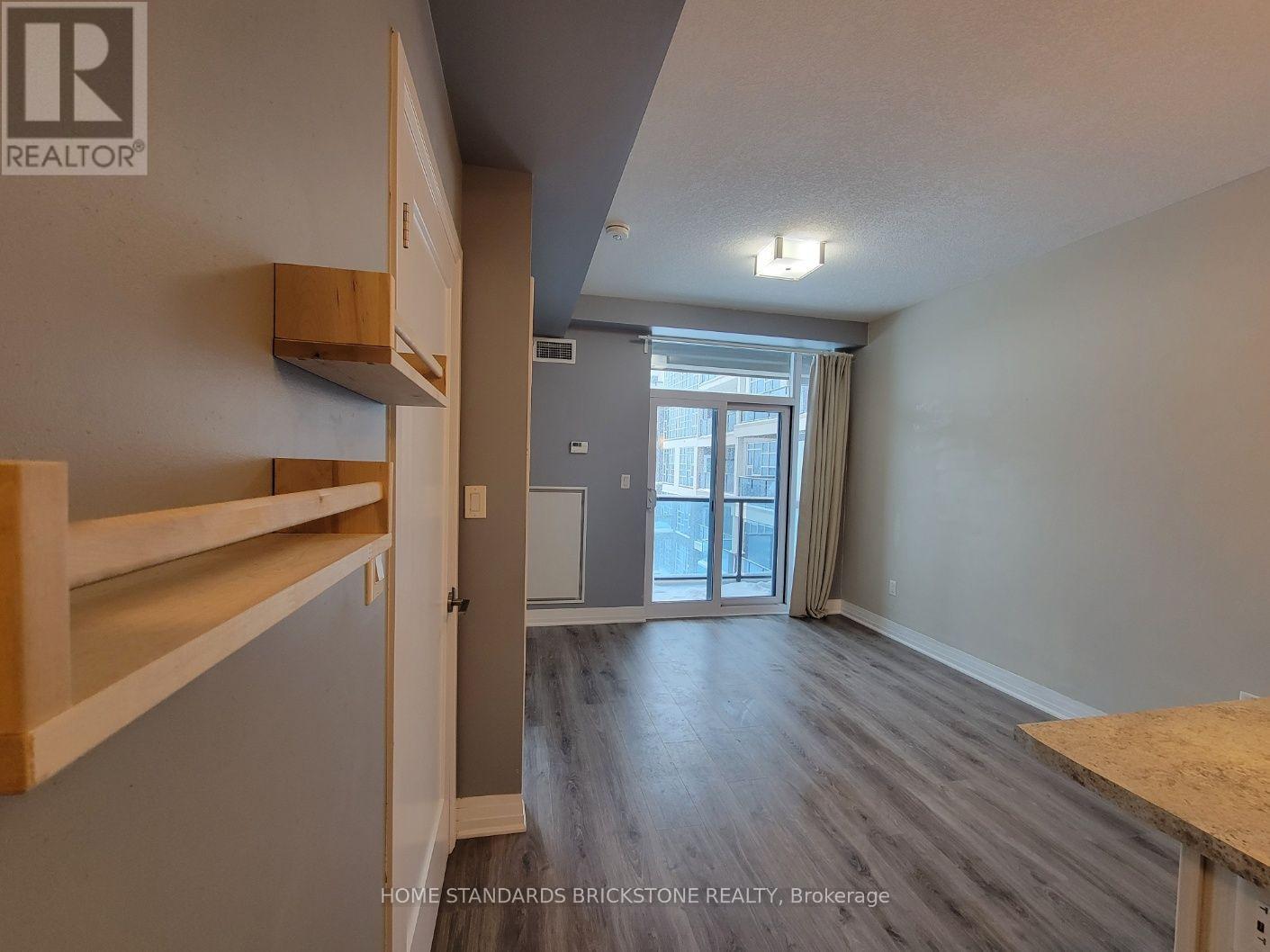 #323 10 CONCORD PLACE - Image 3