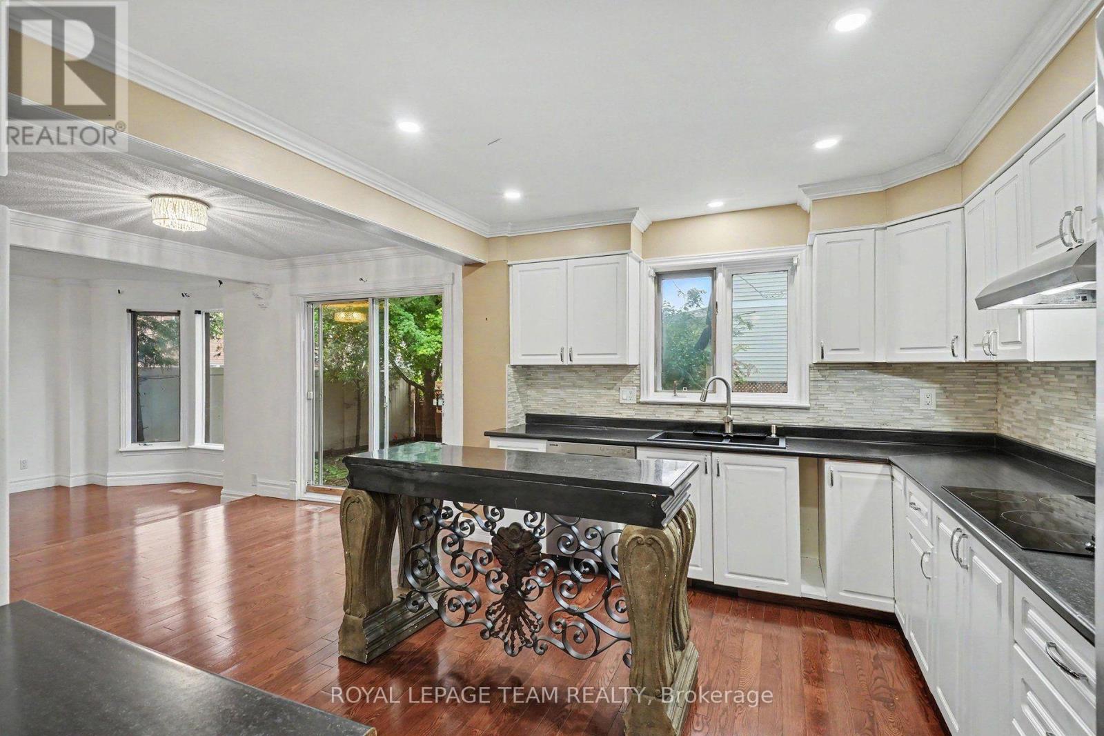 160 SAI CRESCENT - 12