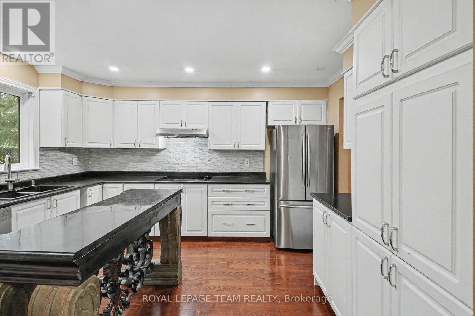 160 SAI CRESCENT - Image 13