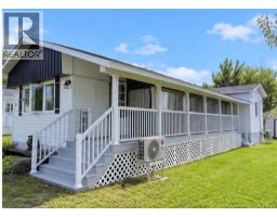 8 Tait Crescent, photo 2