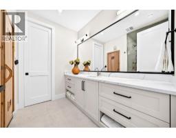 3743 36 Avenue SW - photo 39