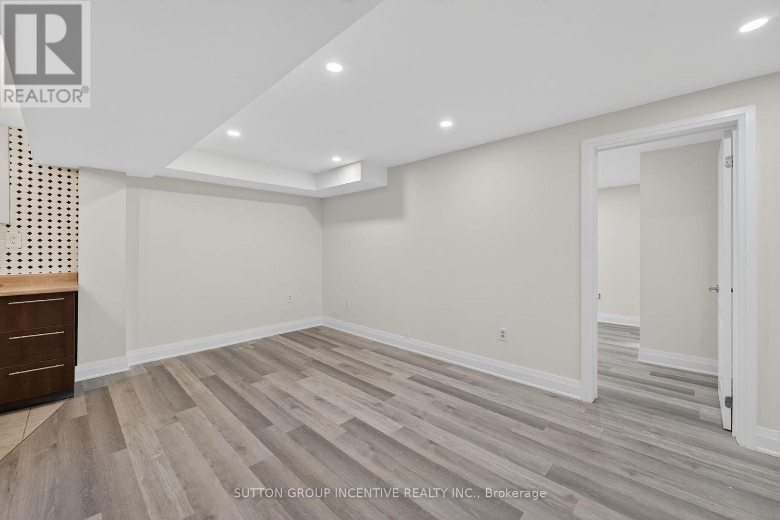 23 Blair Crescent, Barrie photo 12