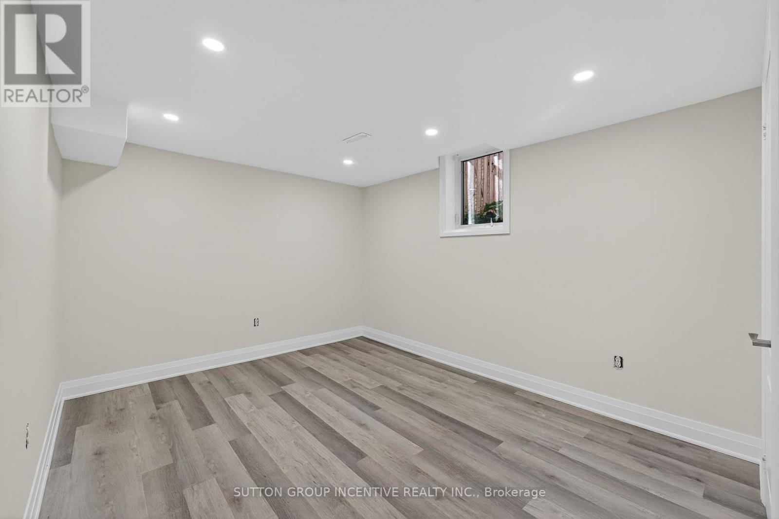 23 Blair Crescent, Barrie photo 13