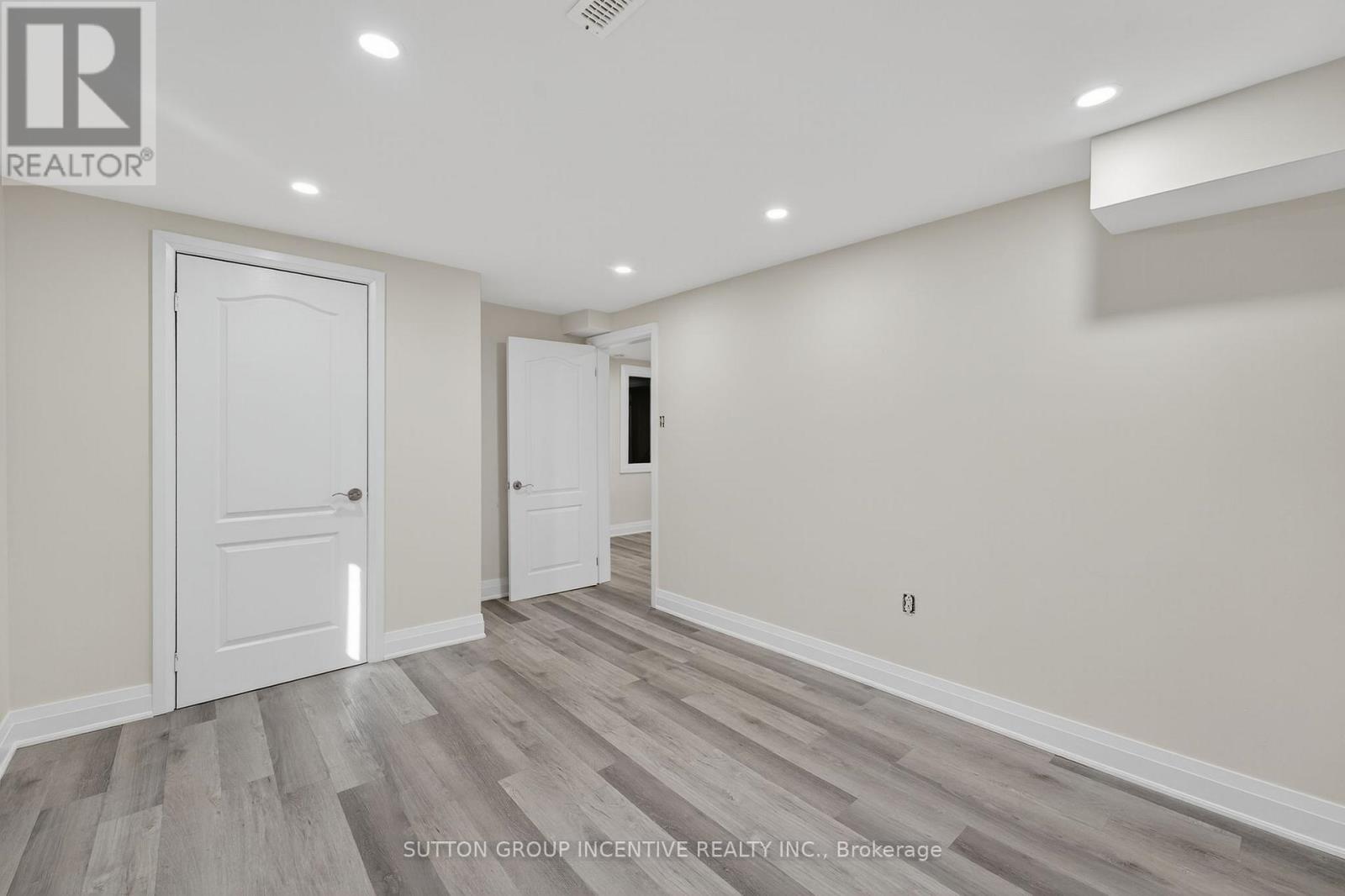 23 Blair Crescent, Barrie photo 14
