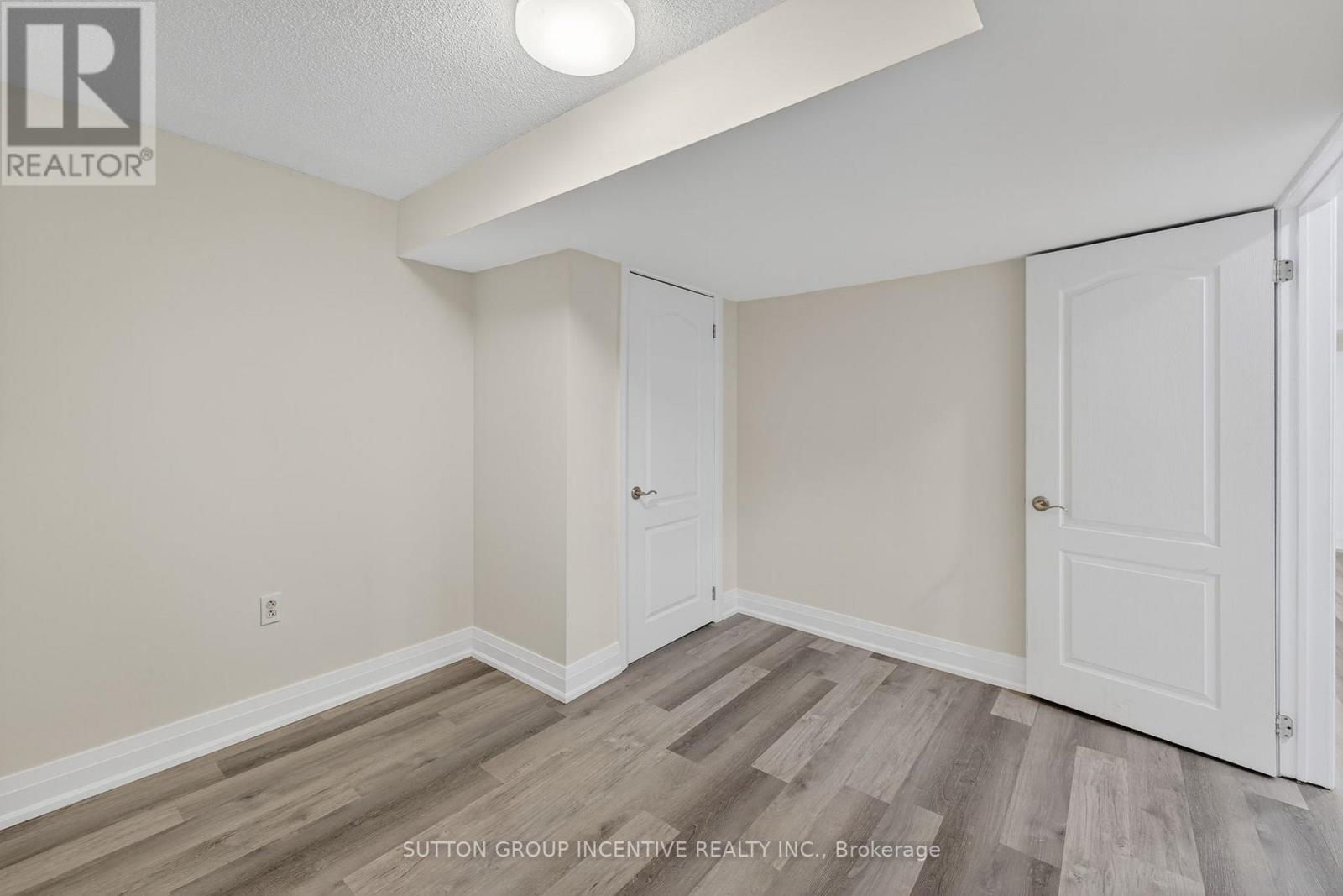 23 Blair Crescent, Barrie photo 17