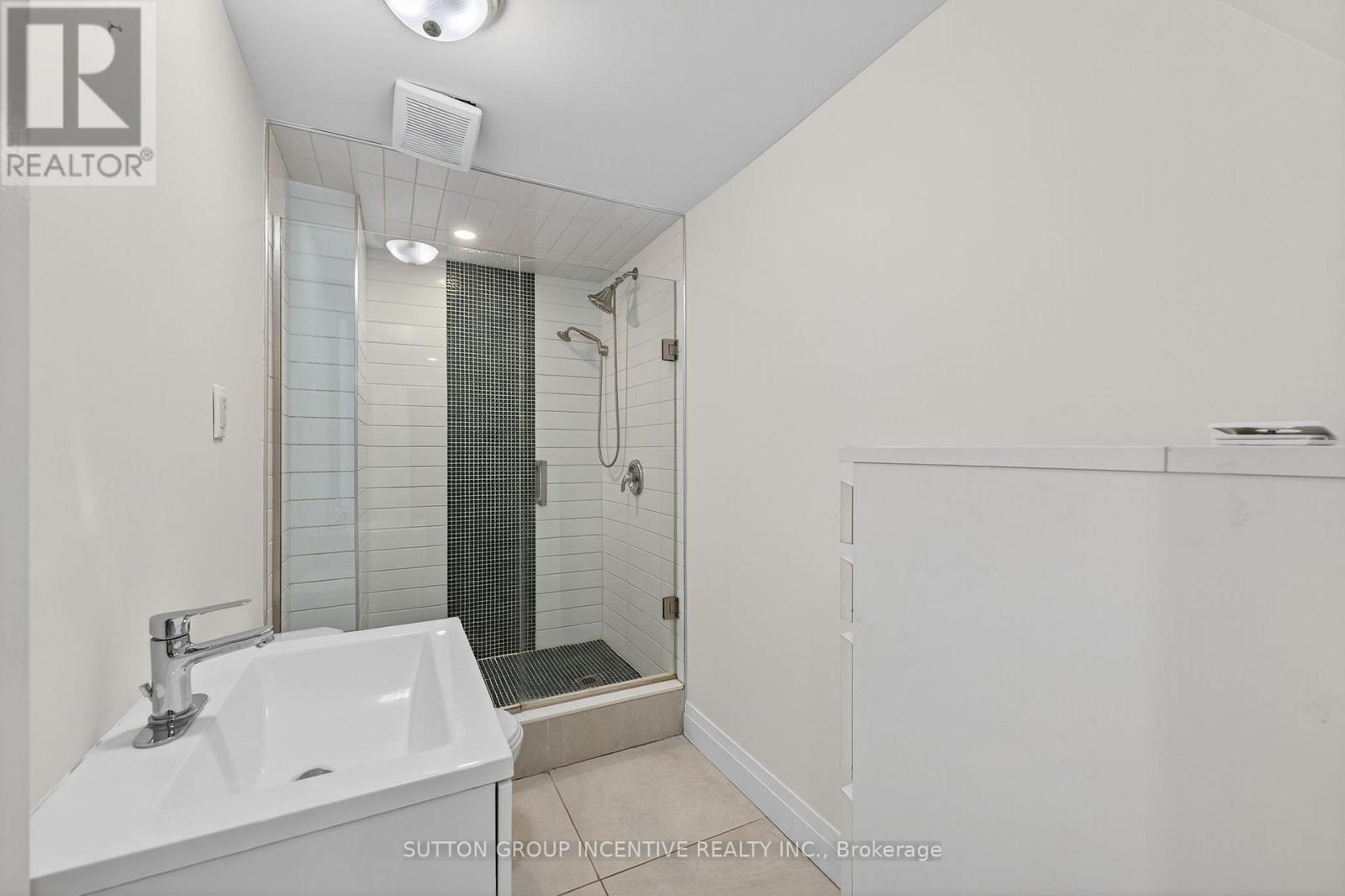 23 Blair Crescent, Barrie photo 18