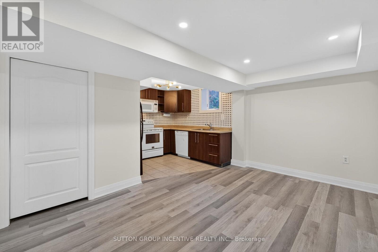 23 Blair Crescent, Barrie photo 5