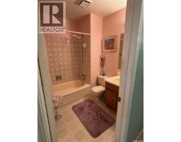 Family room - 422 Manning Lane, Saskatoon, SK S7L6J8 Photo 9