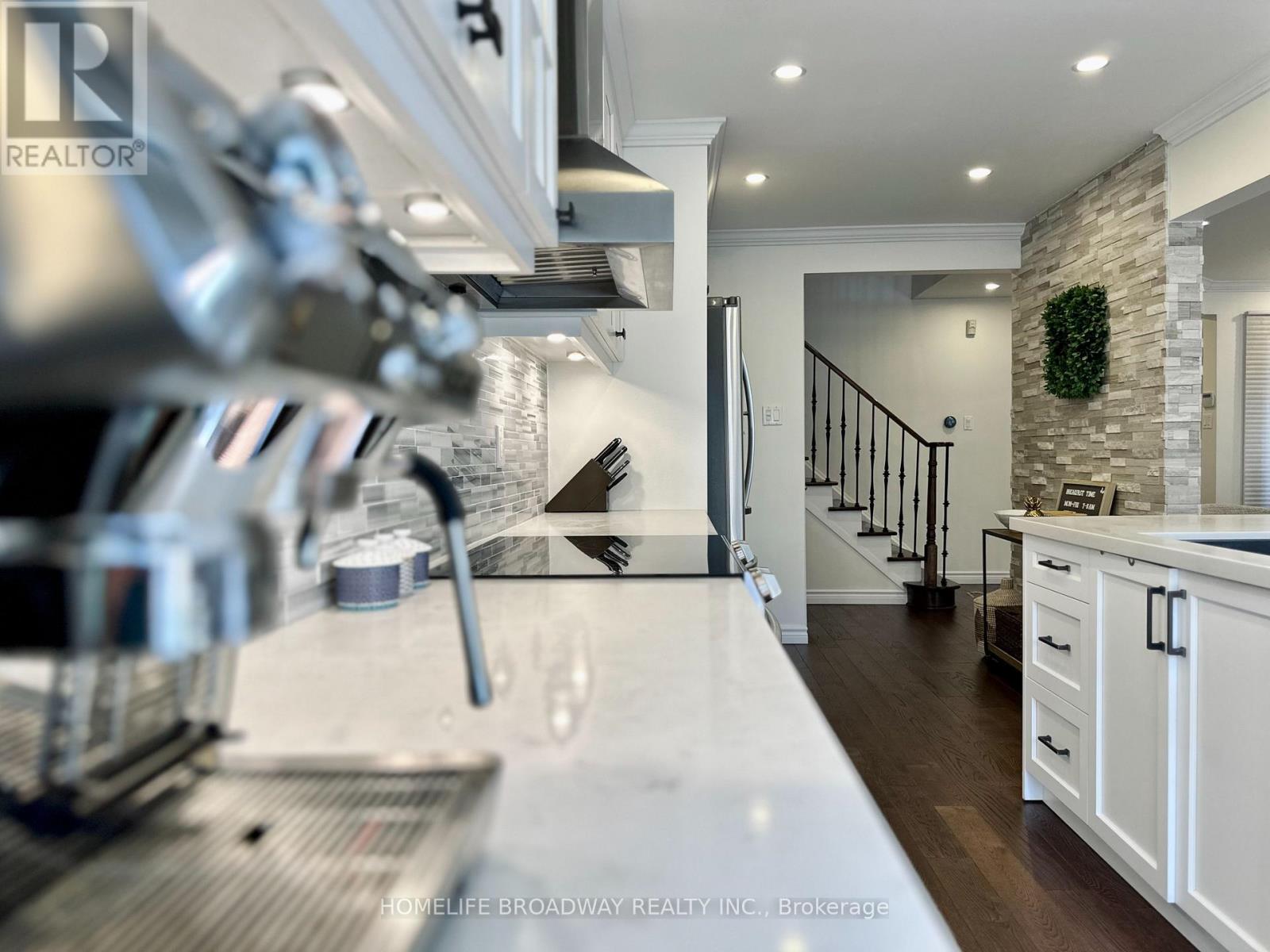 51 JONATHAN GATE - 18