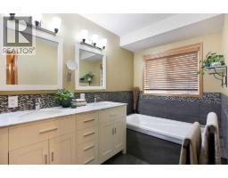 337 Sandringham Court Nw, Calgary, AB T3K3V6 Photo 24