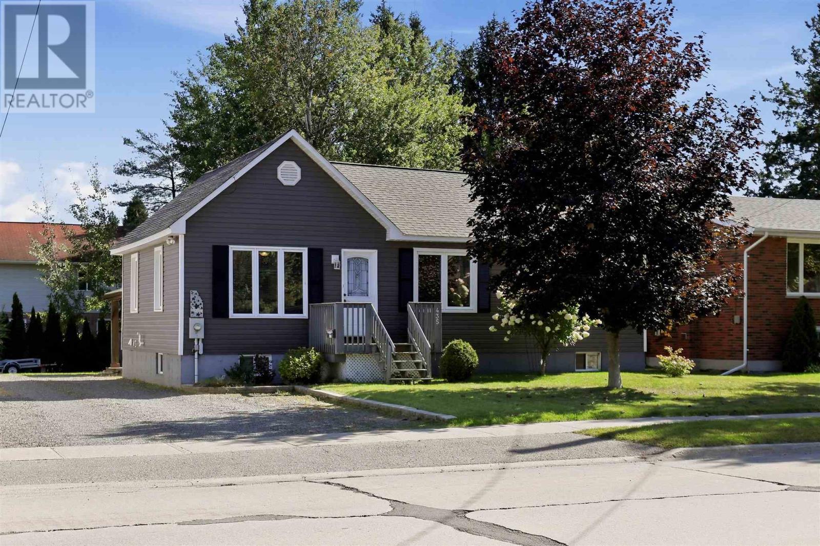 435 Chambers AVE - 32