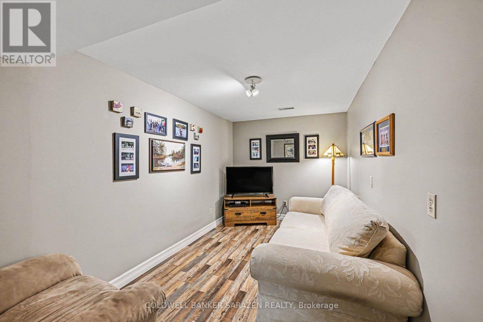 77 LORLEI DRIVE - 26