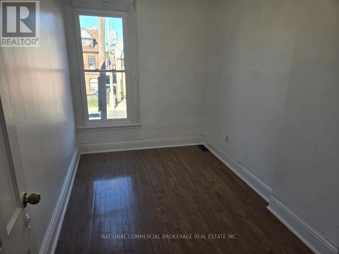 138 VICTORIA AVENUE N - 23