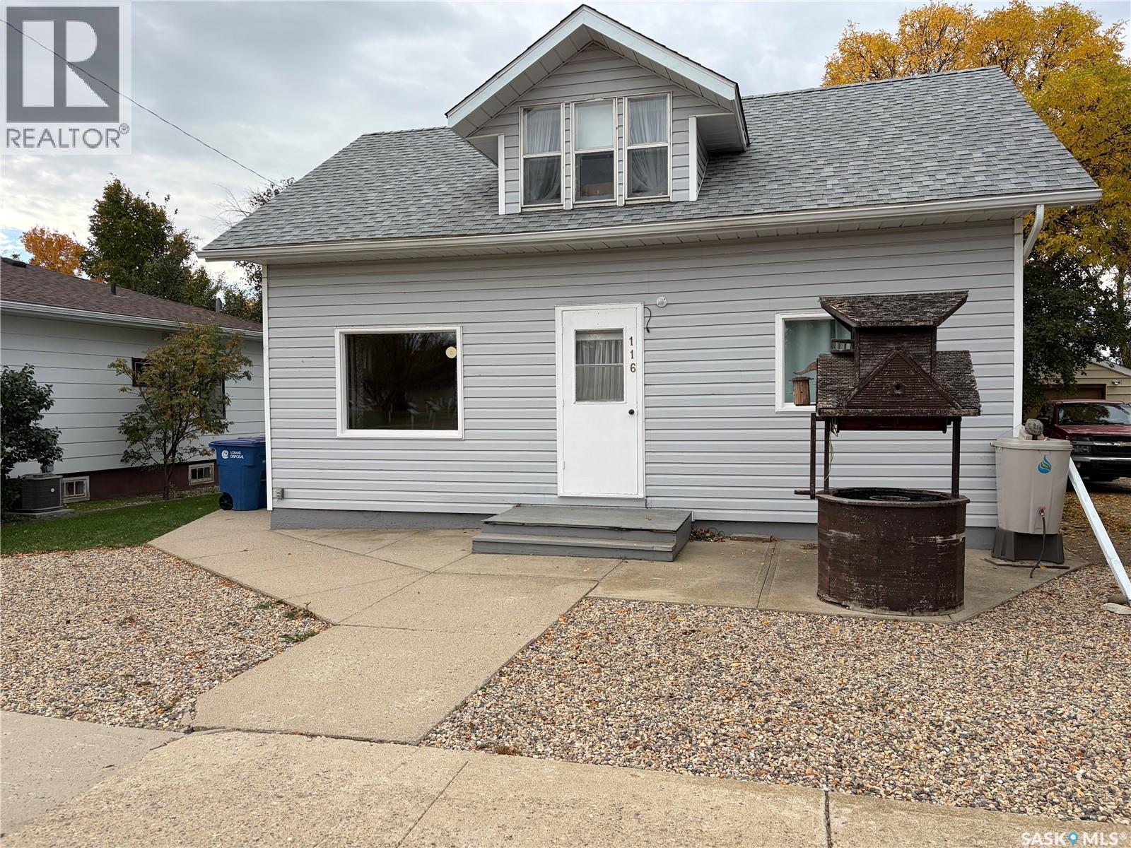 116 5th AVENUE E, Gravelbourg — photo 2
