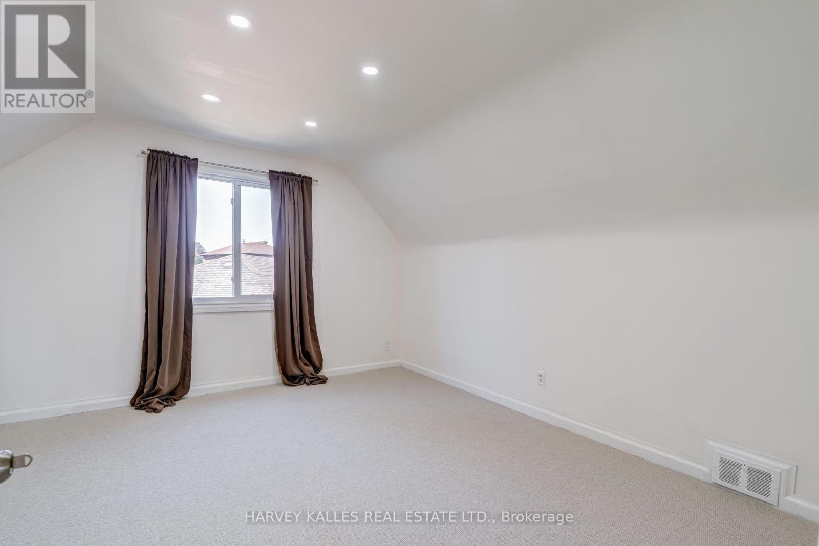 8 Crown Court, Toronto, ON photo 12