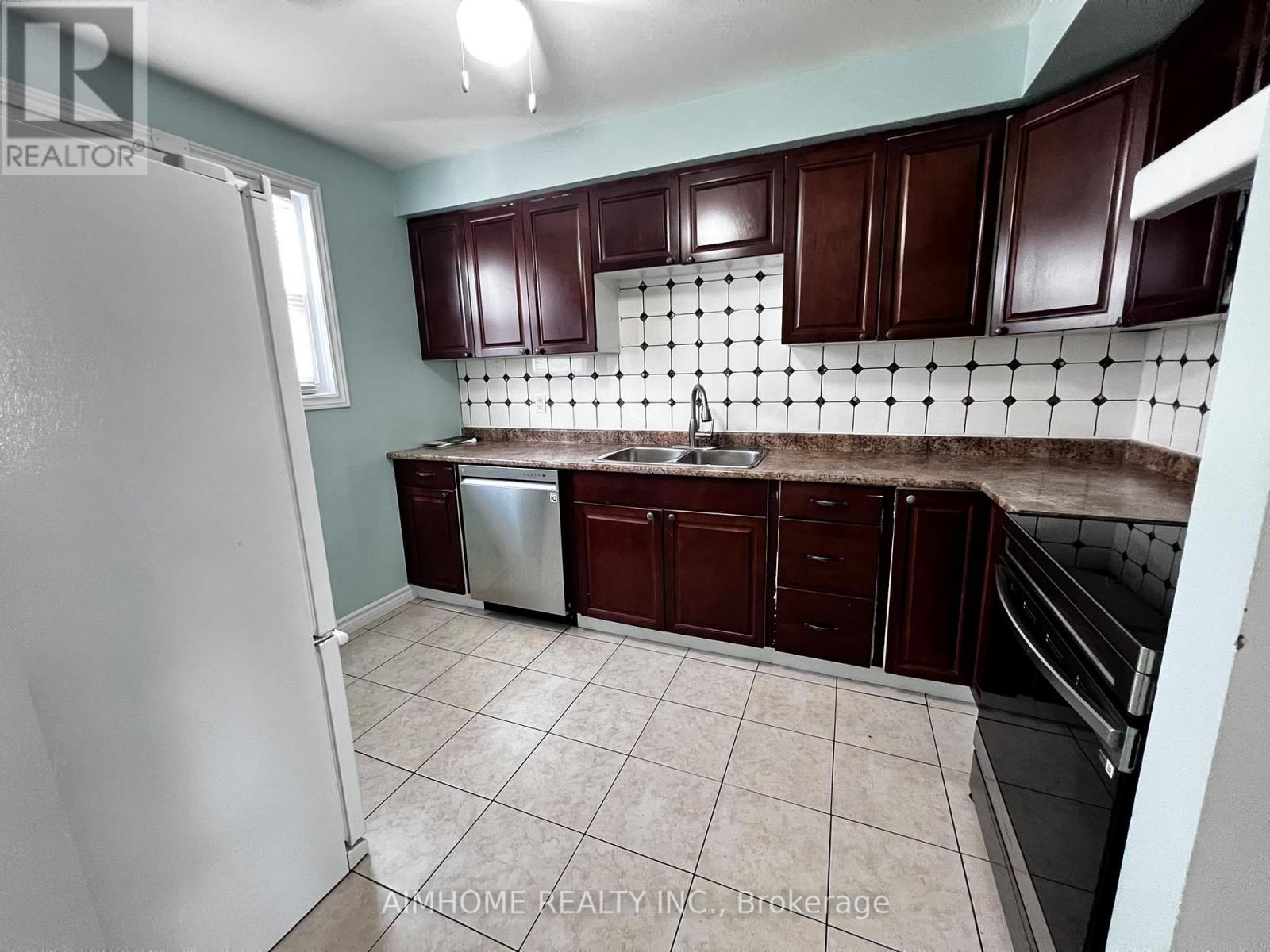 676 Balsam Crescent, Oshawa, ON photo 3
