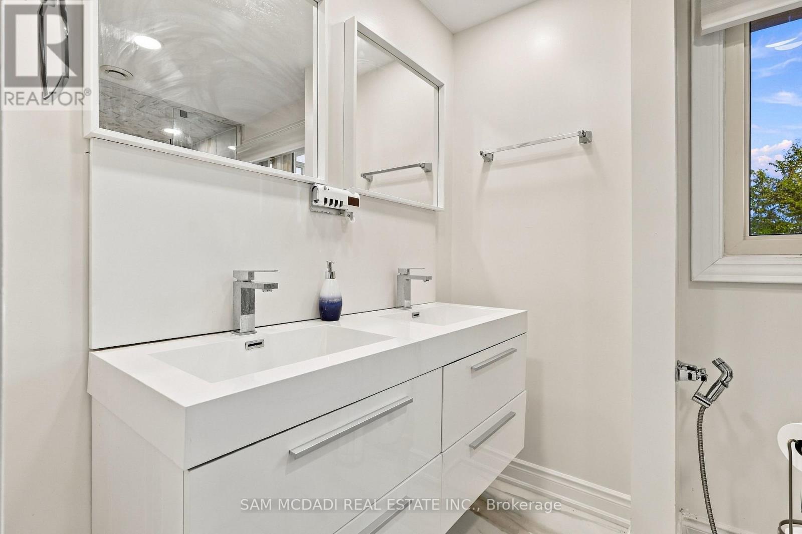 22 BUTLERS COURT - Image 17