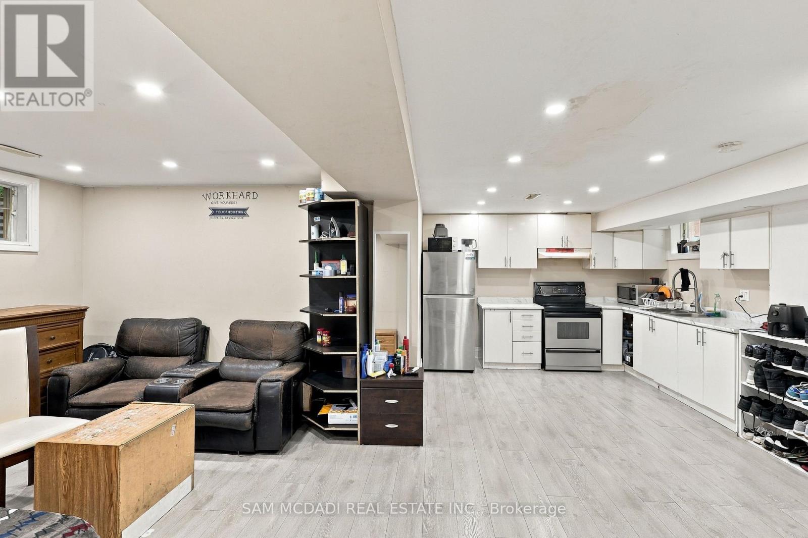 22 BUTLERS COURT - 32