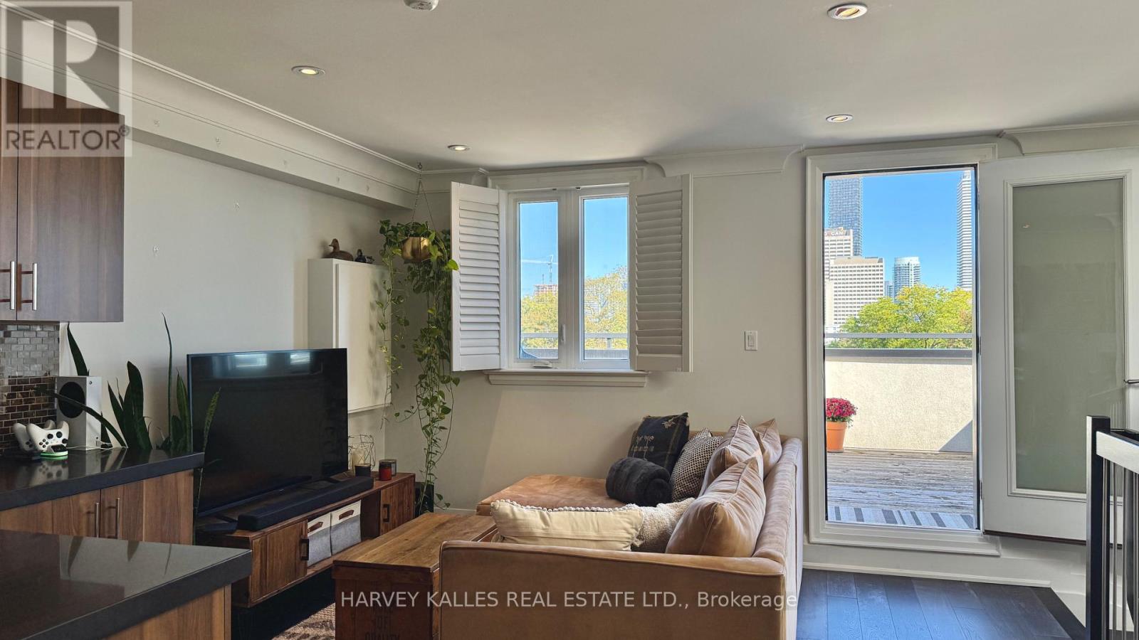 1042 AVENUE ROAD - 25