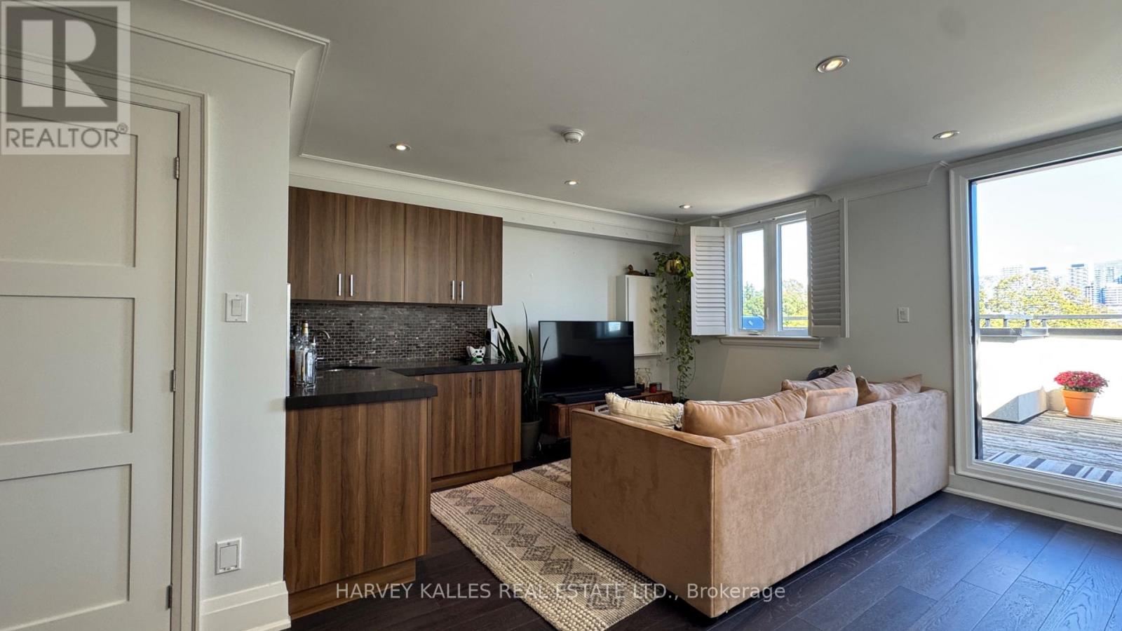 1042 AVENUE ROAD - 23