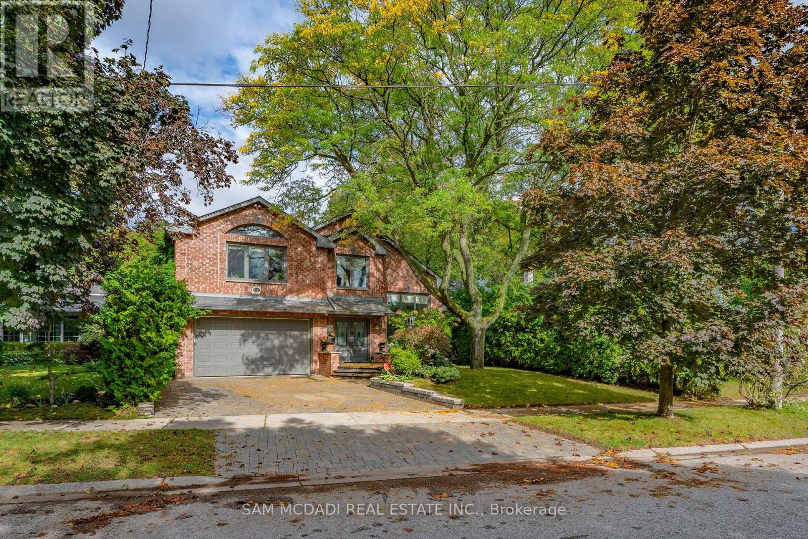Photo of 2221 Greenhurst Avenue