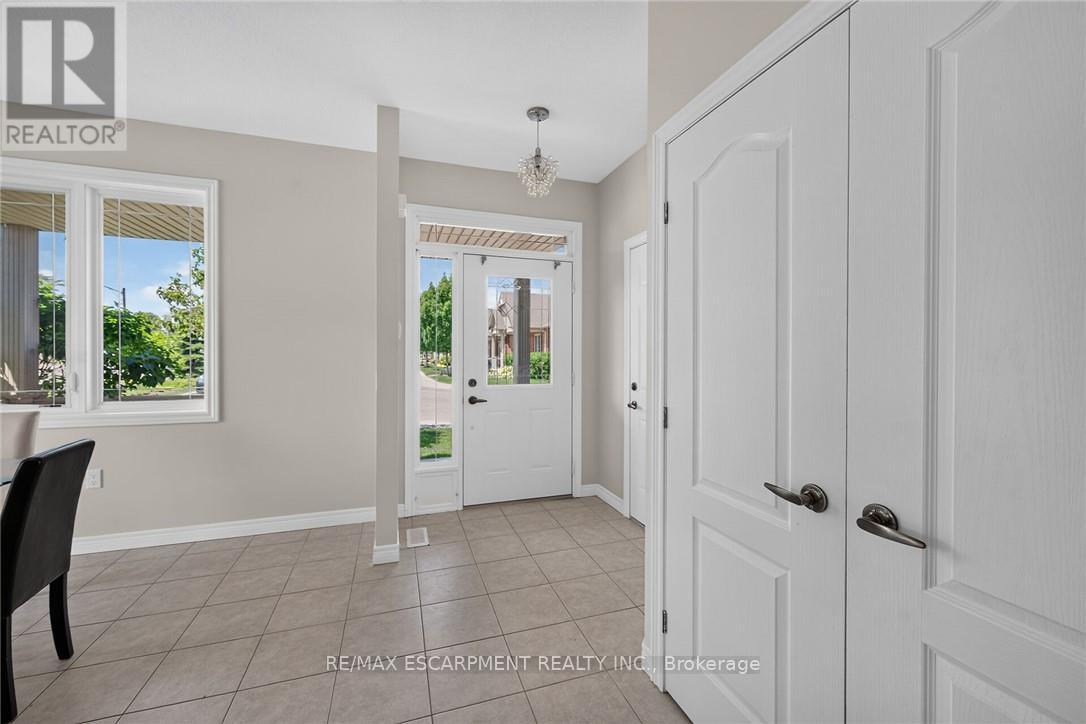 14 Ecker Lane, Hamilton, ON photo 5