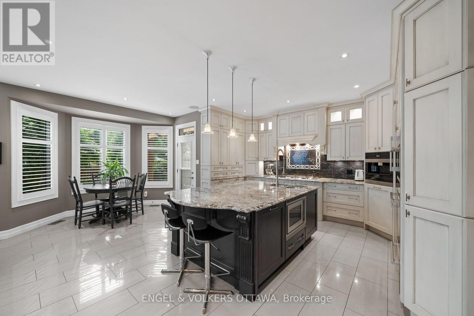 18 PONDHOLLOW WAY - 12