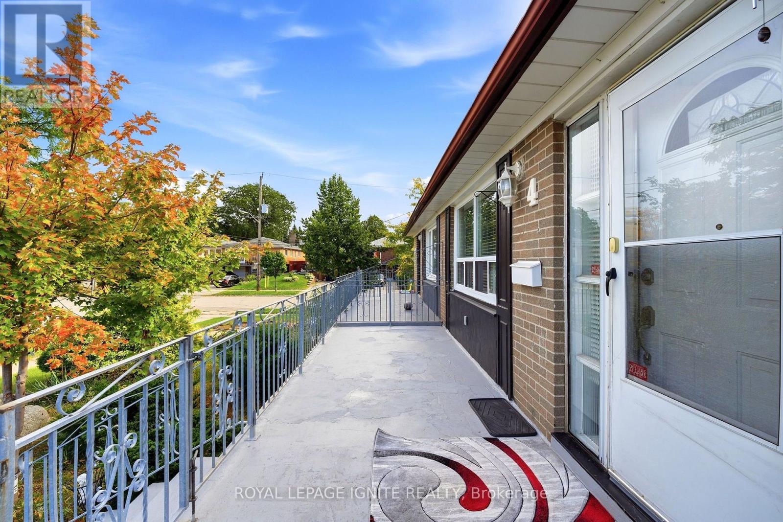 4 Buttercup Court, Toronto, ON photo 3