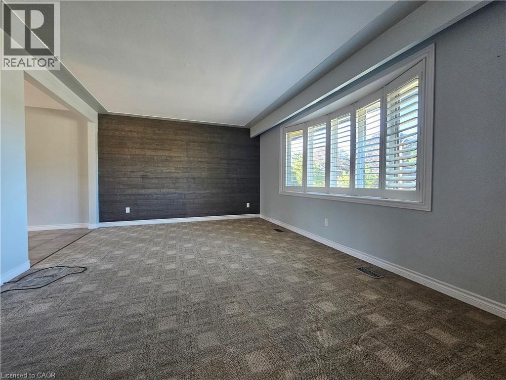 8 COVENTRY Drive — photo 3