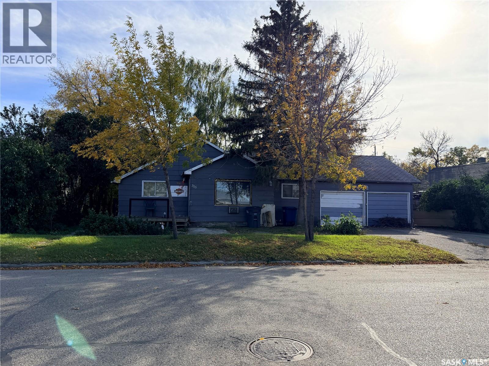 315 3rd AVENUE W, Assiniboia