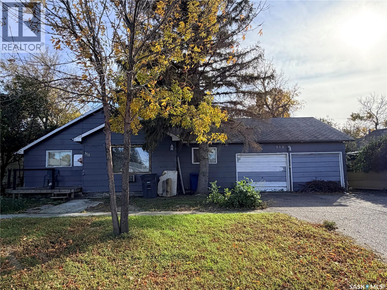 315 3rd AVENUE W, Assiniboia — photo 2
