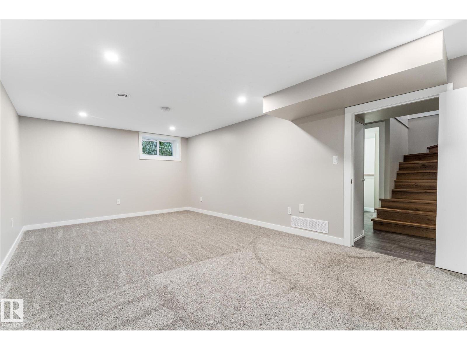 209 MCPHERSON AV - 24