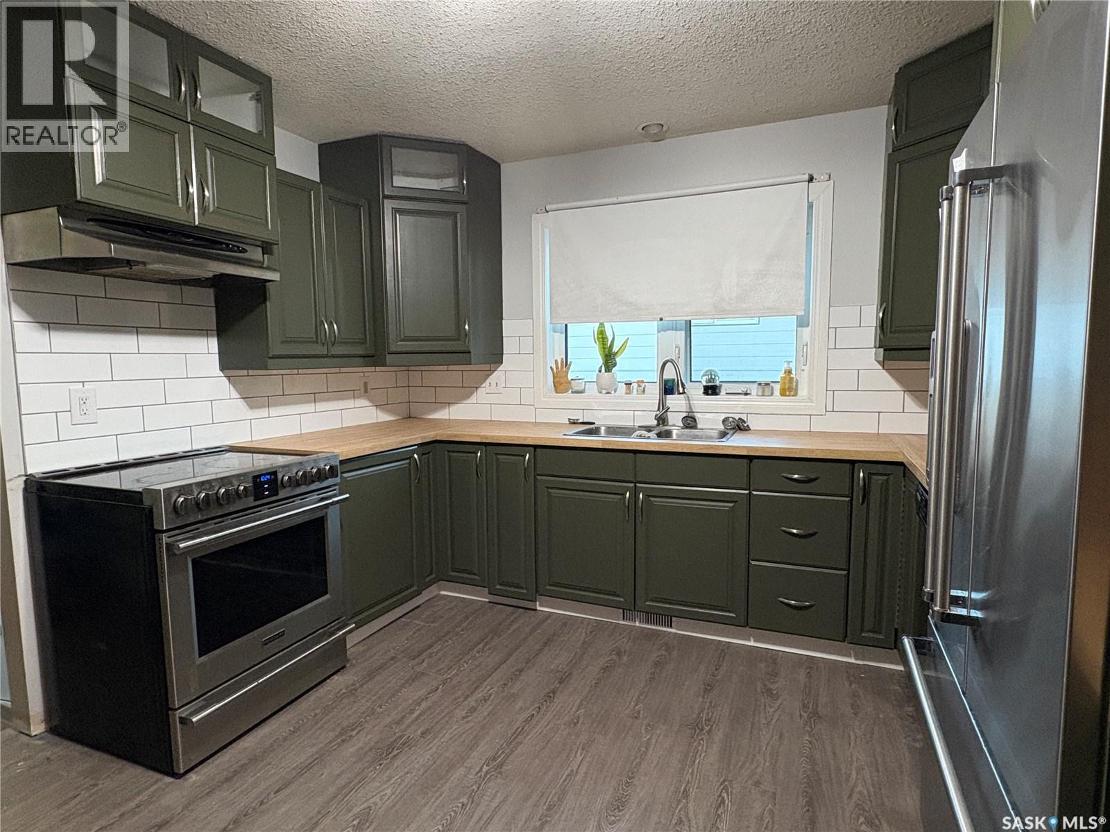 #1181 Ashley DRIVE - 3