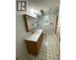 4pc Bathroom - 945 Pine Crescent, Genelle, BC V0G1G0 Photo 10